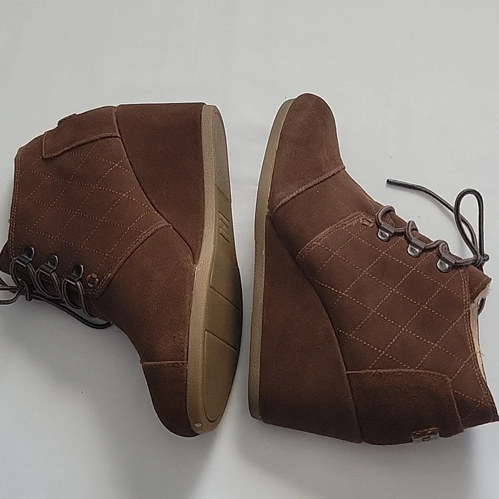 Toms elegant dark